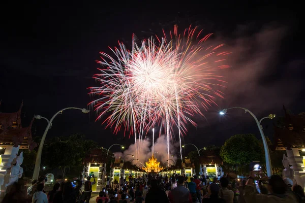 Fuochi d'artificio colorati per il nuovo anno 2018 Eventi al Royal — Foto Stock