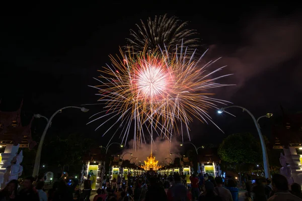 Fuochi d'artificio colorati per il nuovo anno 2018 Eventi al Royal — Foto Stock