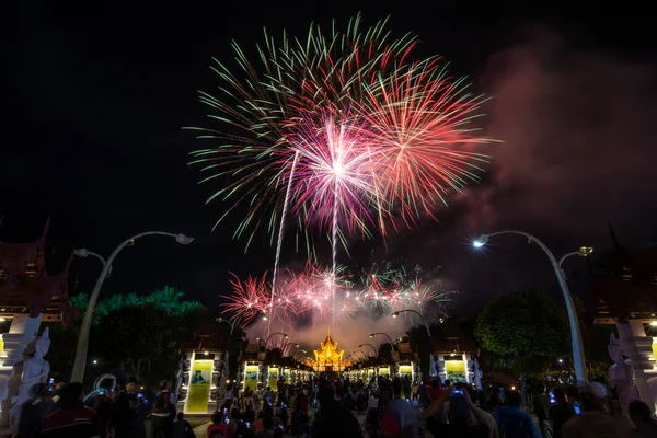 Színes Rainbow tűzijátékok az új év 2018 események Royal — Stock Fotó