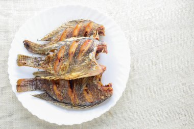 Balık soslu ve biberli kızarmış Tilapia Balığı