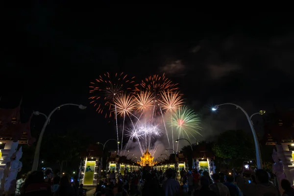 Fogos de artifício coloridos do arco-íris no Ano Novo 2018 Eventos no Royal — Fotografia de Stock