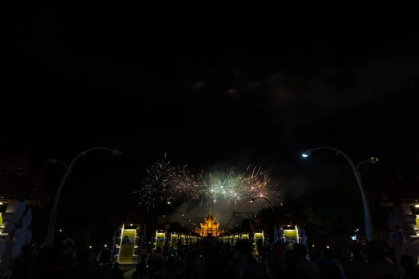 Coloridos fuegos artificiales de arco iris en el año nuevo 2018 Eventos en Royal —  Fotos de Stock