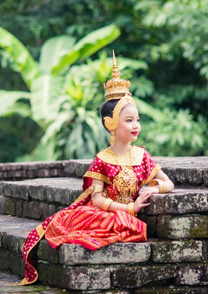 Ασιατική γυναίκα φορώντας τυπικό, παραδοσιακό ταϊλανδέζικο φόρεμα. Είναι λίτρο — Φωτογραφία Αρχείου
