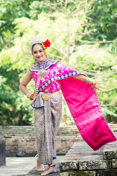Donna asiatica indossa tipico, tradizionale abito thailandese. È il litro — Foto Stock