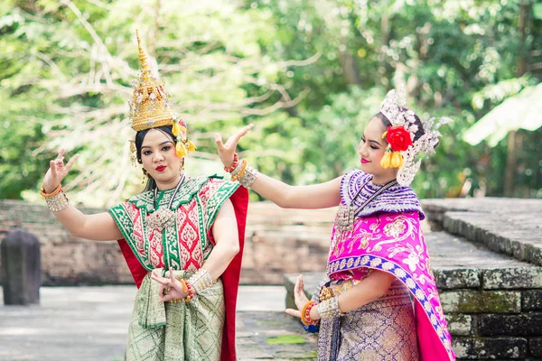 Mujer asiática vestida con el típico vestido tailandés tradicional. Es litro. — Foto de Stock