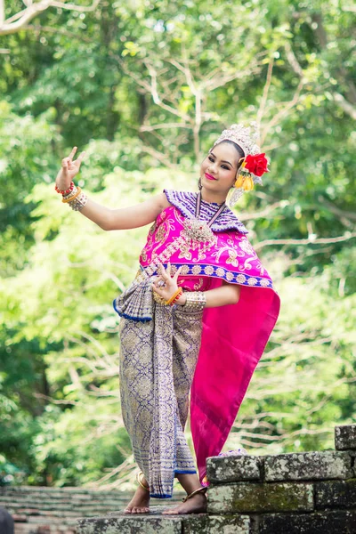 Asijská žena v obvyklých tradičních thajských šatech. Je litr — Stock fotografie