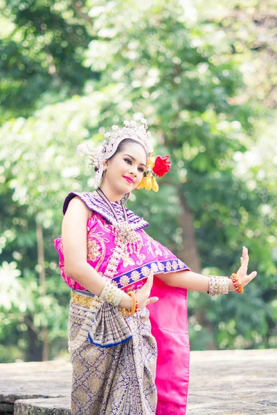 Mujer asiática vestida con el típico vestido tailandés tradicional. Es litro. — Foto de Stock