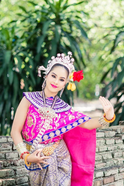 Femme asiatique portant typique, robe thaïlandaise traditionnelle. C'est litre. — Photo