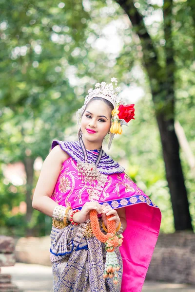 Mujer asiática vestida con el típico vestido tailandés tradicional. Es litro. — Foto de Stock