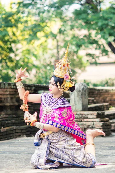 Mujer asiática vestida con el típico vestido tailandés tradicional. Es litro. — Foto de Stock