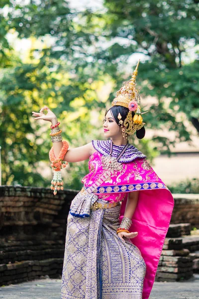 Femme asiatique portant typique, robe thaïlandaise traditionnelle. C'est litre. — Photo