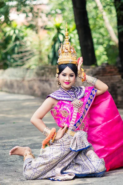 Femme asiatique portant typique, robe thaïlandaise traditionnelle. C'est litre. — Photo