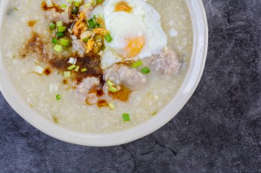 Congee, kıyma domuz eti ile Pirinç lapası, haşlanmış yumurta, br için büyük