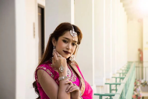Ροζ και κίτρινο Ινδικό κοστούμι όμορφο κορίτσι, πρόσωπο μερικώς Co — Φωτογραφία Αρχείου
