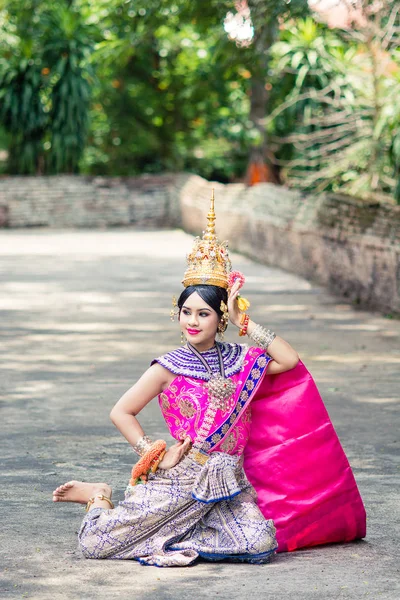 Mulher asiática vestindo típico, vestido tailandês tradicional. É litro — Fotografia de Stock