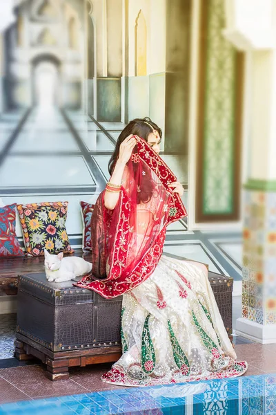 Красный индийский костюм, девушка, лицо частично закрыто — стоковое фото