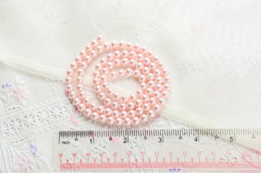 beyaz kumaş arka plan üzerinde inci kolye, glas çekim kapatın