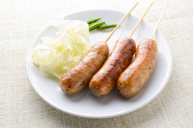 Tay Baharatlı Sosis, çeşitli karışık kıyılmış domuz eti yapılmış 