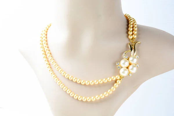 模特和白色背景上的珍珠项链 — 图库照片