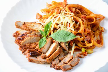 Beyaz arka planda spagetti ve peynirli biftek..