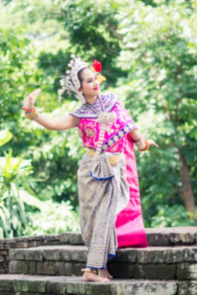 Mujer asiática vestida con el típico vestido tailandés tradicional. Es litro. — Foto de Stock