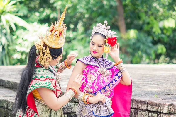 전형적인 전통 태국 드레스를 입고 아시아 여성. 리터입니다 — 스톡 사진