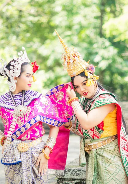 Mujer asiática vestida con el típico vestido tailandés tradicional. Es litro. — Foto de Stock