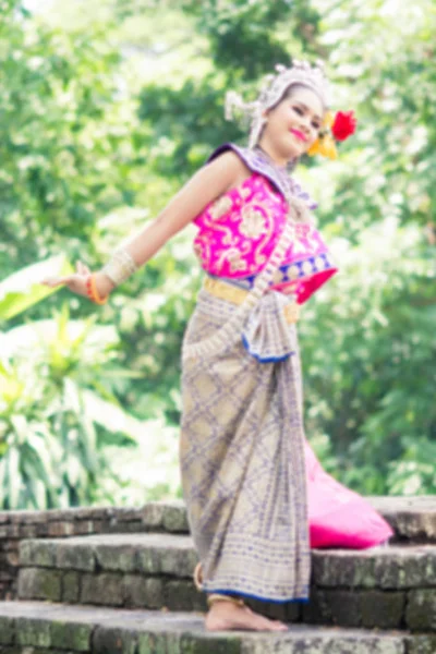 Mujer asiática vestida con el típico vestido tailandés tradicional. Es litro. — Foto de Stock