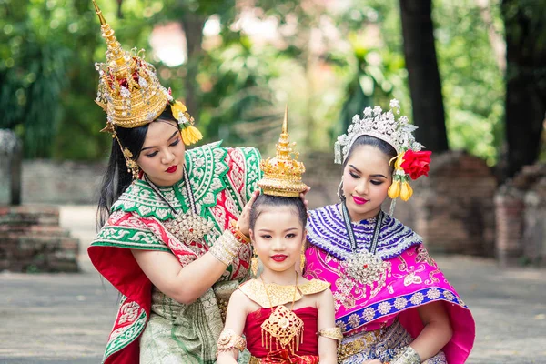 Ázsiai nő visel tipikus, hagyományos thai ruha. Ez a liter — Stock Fotó