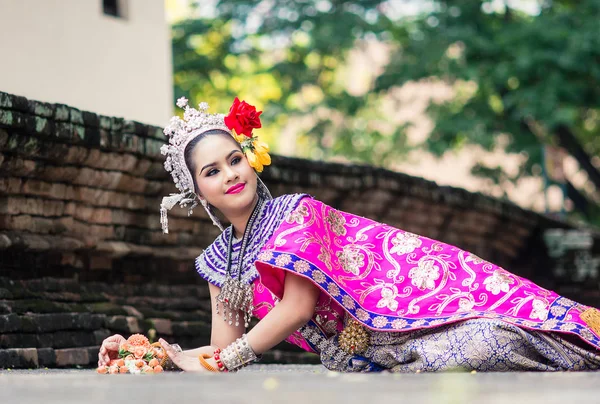 Mulher asiática vestindo típico, vestido tailandês tradicional. É litro — Fotografia de Stock