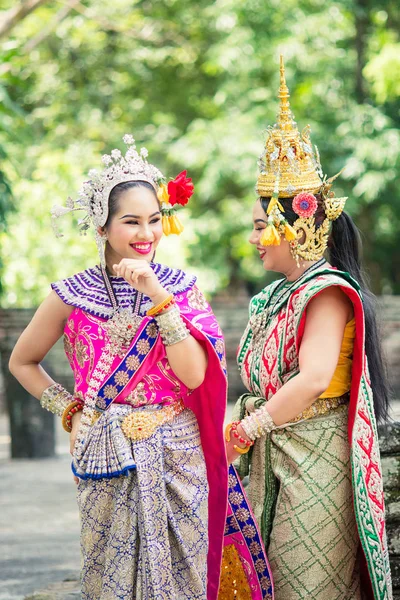 Mujer asiática vestida con el típico vestido tailandés tradicional. Es litro. — Foto de Stock