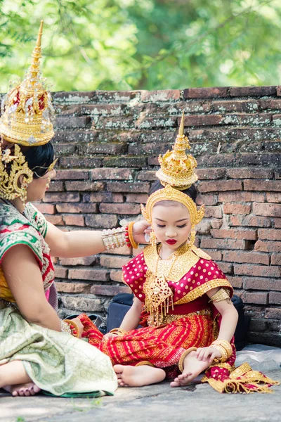 Femme asiatique portant typique, robe thaïlandaise traditionnelle. C'est litre. — Photo