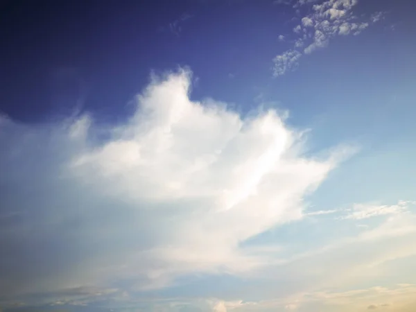 Blauwe lucht met wolken, blauwe lucht achtergrond. — Stockfoto