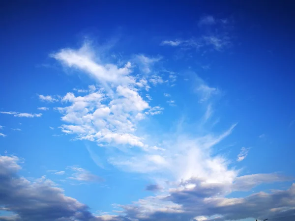 Blauwe lucht met wolken, blauwe lucht achtergrond. — Stockfoto