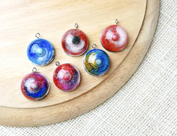 Create galaxy drink coasters using resin, glitter and pigment po — Stock Photo, Image