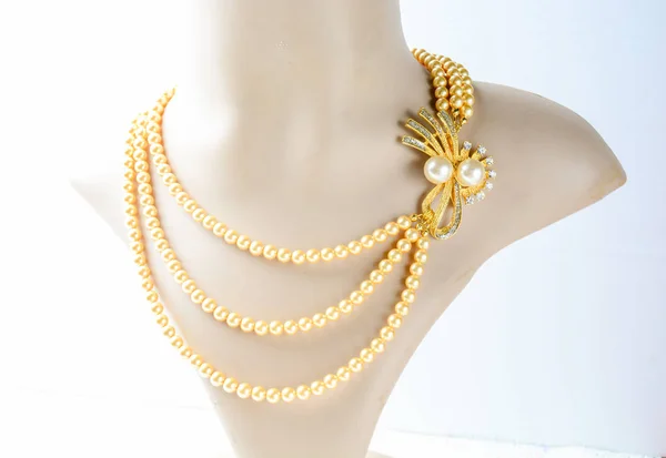 Collier perle sur mannequin et fond blanc — Photo