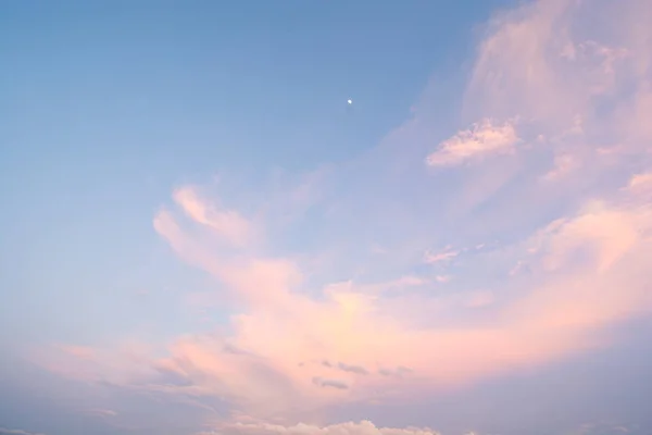 Clouds in blue sky in a clear day — Stock Photo, Image