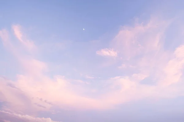 Wolken in de blauwe lucht in een heldere dag — Stockfoto