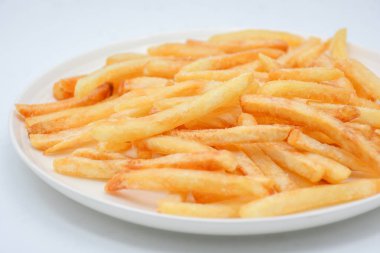 Beyaz tabak ve beyaz arka planda patates kızartması..