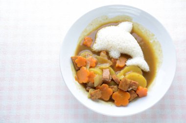 Yunus pirinci şekilli Japon körisi ve kızarmış tavuk. (Karaa