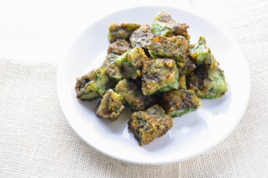 Kızarmış Çin Pirzolası (Kanom Gui Chai veya Ku Chai Ku