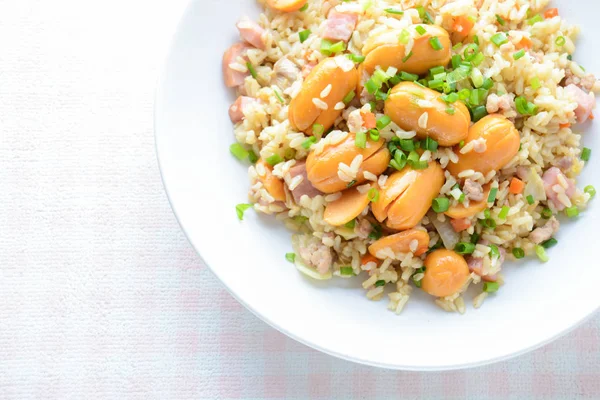 Füme Sosisli Kızarmış Pirinç, sade bir pilav, ama yine de...