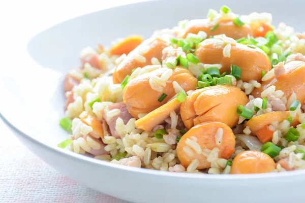 Füme Sosisli Kızarmış Pirinç, sade bir pilav, ama yine de...