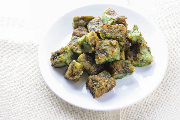 Kızarmış Çin Pirzolası (Kanom Gui Chai veya Ku Chai Ku