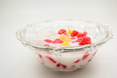 Hindistan cevizi şuruplu sahte nar, tatlı ve lezzetli tatlı..