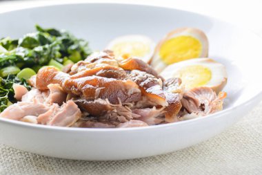 Ağır ateşte pişmiş domuz bacağı, bir tencere konfor tabağı.