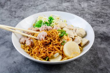 domuz eti ve et topları ile erişte