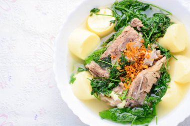 Sarmaşık kabağı çorbası, yumuşak beyaz fasülye ve domuz kemiği.