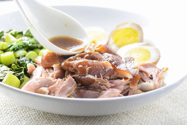 Ağır ateşte pişmiş domuz bacağı, bir tencere konfor tabağı.