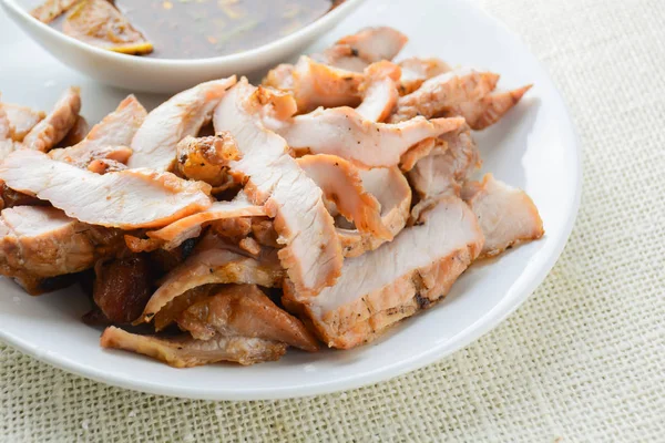 타이 매콤 한 소스를 넣어 구운 돼지고기, 그것은 꽃밥이 될 수있다 — 스톡 사진